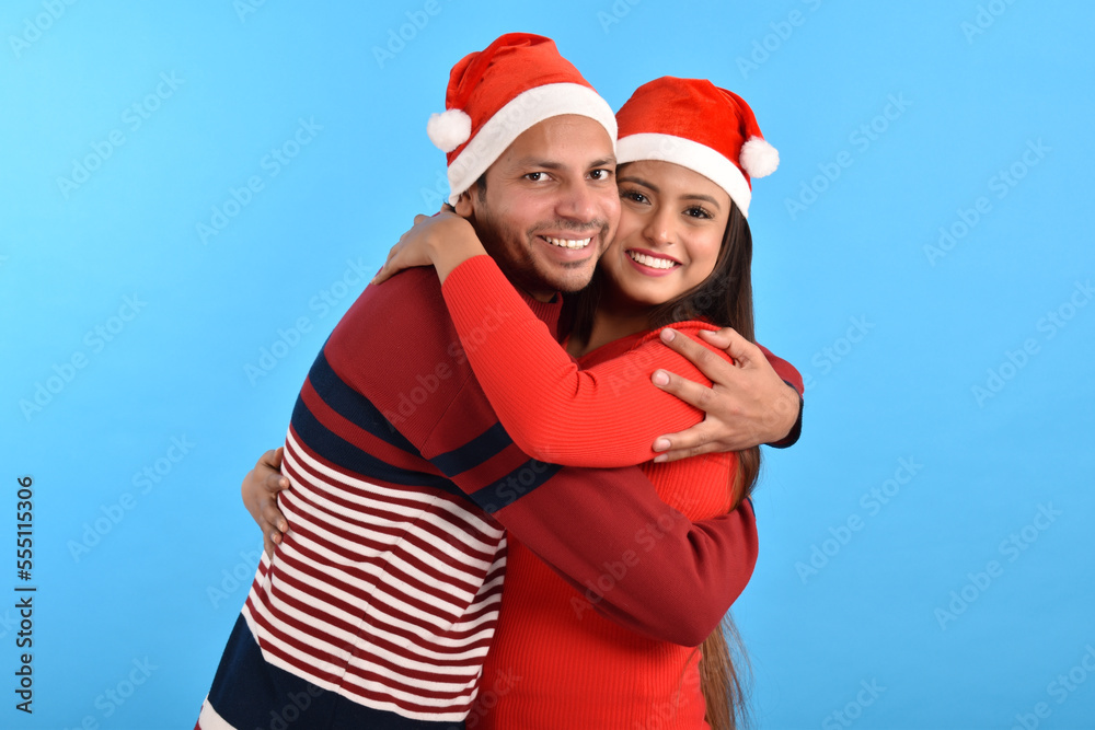 Obraz premium Happy Young couple wearing santa hats 