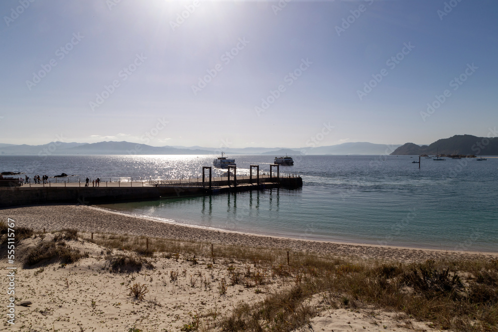 Islas Cíes, Vigo, España. El pequeño puerto del Parque Nacional. A sus puertas se cruzan dos barcos de pasajeros con una bonita luz.