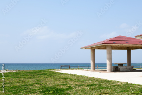沖縄の海沿いの風景 © Liza5450