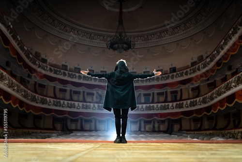 Fotografi Professional male actor on the stage of the theater against the background of an