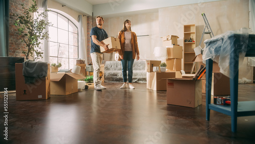 Photographie Family New Home Moving in: Happy and Excited Young Couple Enter Newly Purchased Apartment