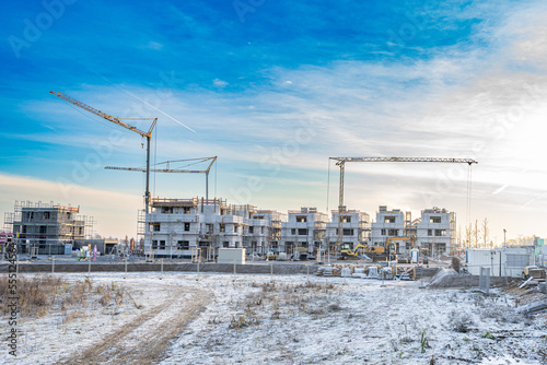 Neubaugebiet mit Baustelle und Kran