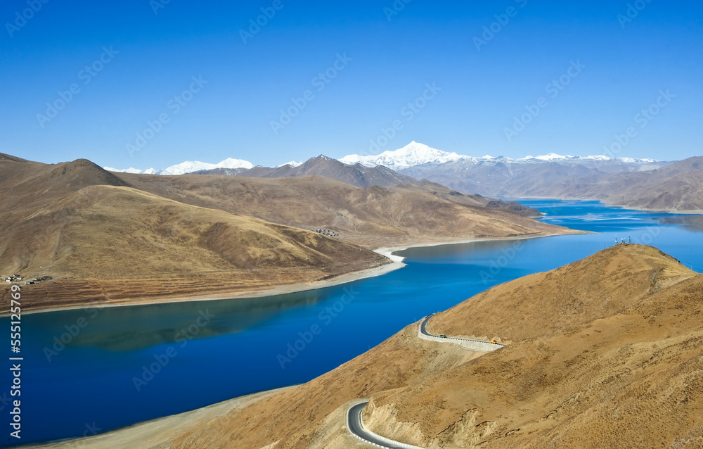 Obraz premium a beautiful blue lake on the highest land with mountains, blue skies, and white clouds.