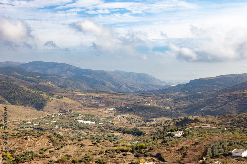 Paisaje entre montañas de un valle nuboso en España