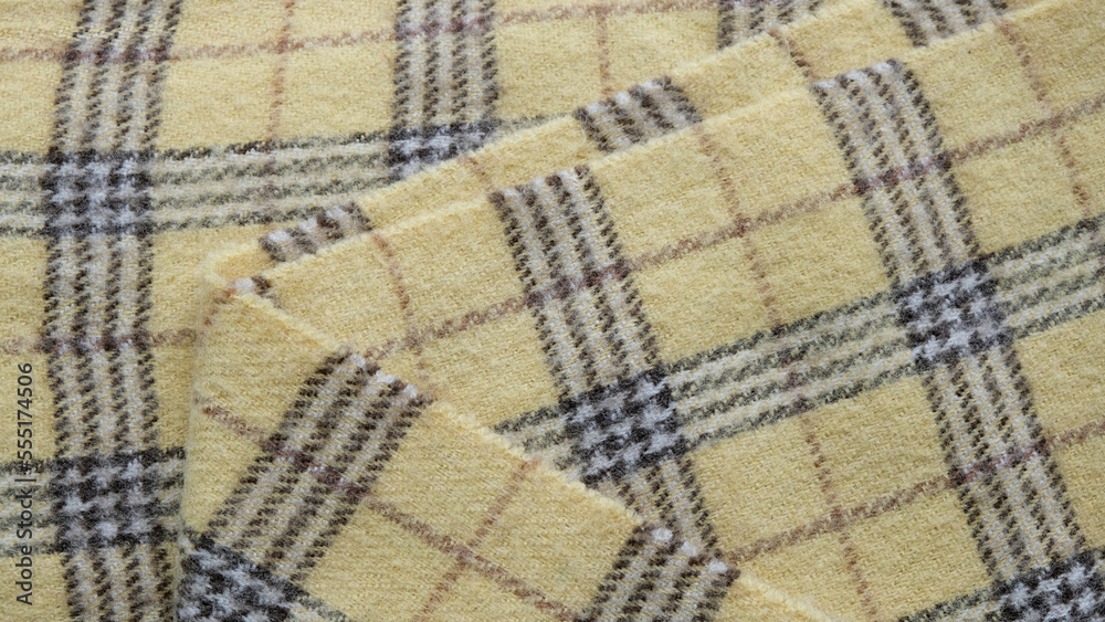 Fondo de manta de algodón de color amarillo con rayas negras, rojas y blancas doblada con textura caliente y suave Fondo de manta de algodón de color amarillo con rayas negras, rojas y blancas doblada con textura caliente y suave
