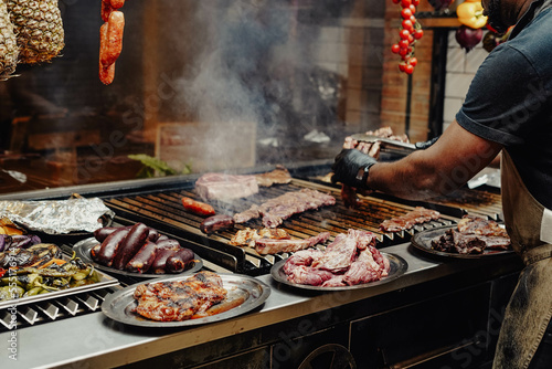 Obraz na plátně Cortes de ternera de primera calidad en un asador argentino