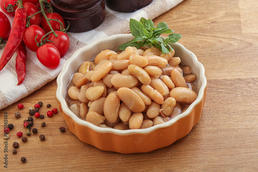 Whinte canned kidney beans in the bowl Whinte canned kidney beans in the bowl