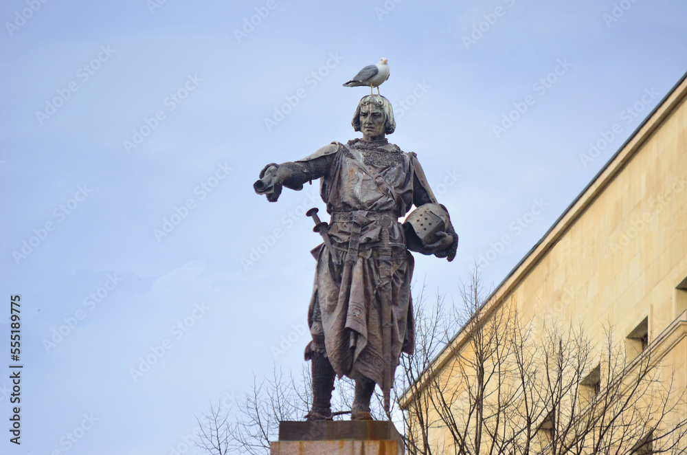 Estatua de Don Diego López de Haro con una paloma sobre la cabeza