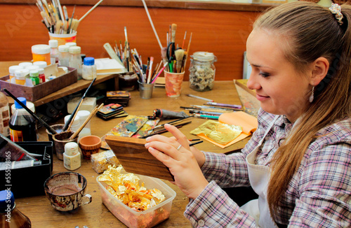 Canvas Print Girl artist uses the technique of drawing gold leaf on the icon