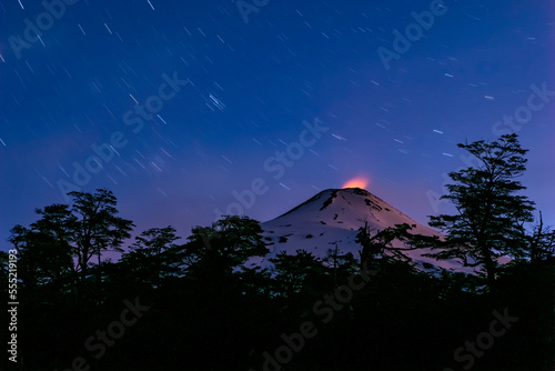 Fényképezés Villarrica volcano glowing in the dark - volcano with illuminated fumaroles, sur