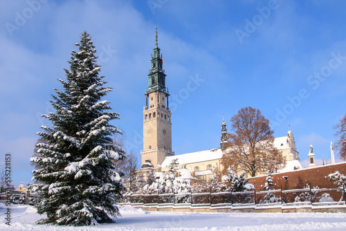 Świąteczna choina przed klasztorem Jasna Góra w Częstochowie. Przygotowanie do Świąt Bożego Narodzenia.