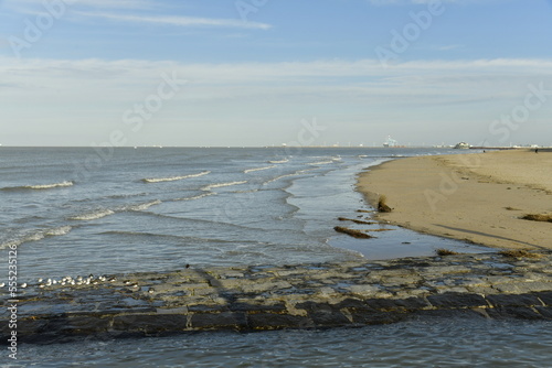 La mer du nord par un temps calme en automne à Blankenberge  photo