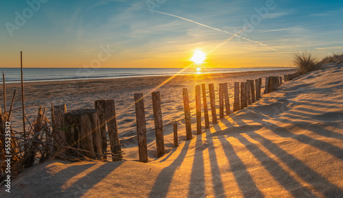 Coucher de soleil sur la plage du Grand Travers à La Grande Motte, France. Très belle plage avec les dunes de sable.