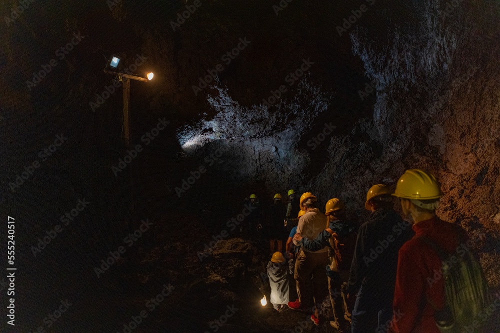 Φωτογραφία Group exploring a volcanic cave in the Volcanic Caves Park at the foot of Villar