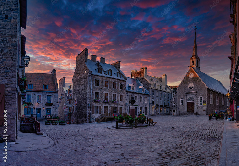 Obraz premium Sunset in the Quebec plaza
