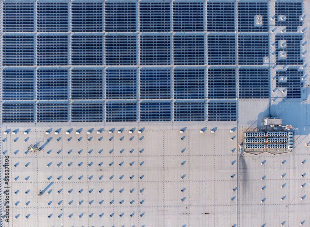 Large solar panel array farm on a commercial distribution warehouse ...