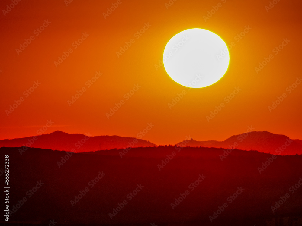 Fototapeta premium Sonnenuntergang hinter Hügelkette