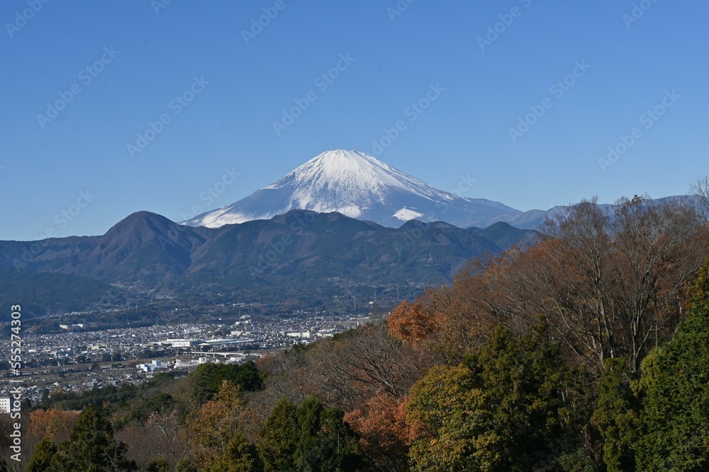 A view of Mount Fuji in early winter. The snow cap of Mt. Fuji can be seen from late autumn to early summer of the following year.