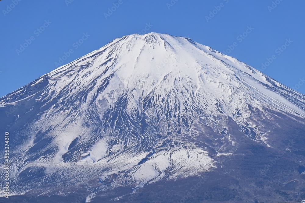 A view of Mount Fuji in early winter. The snow cap of Mt. Fuji can be seen from late autumn to early summer of the following year.