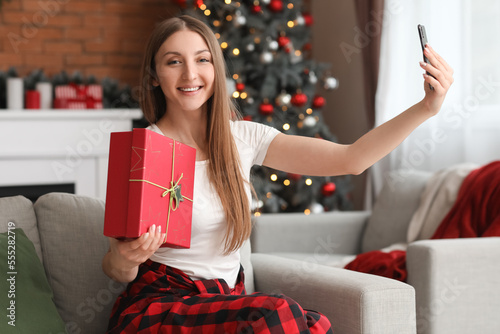 Young woman with Christmas ...