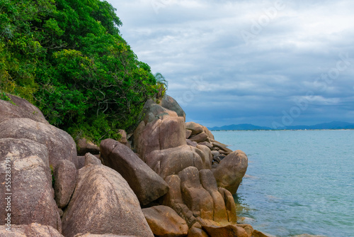 Costa rochosa na ilha photo