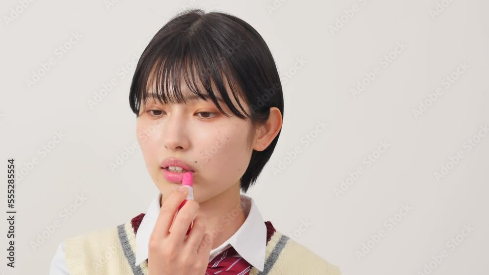 口紅を塗る女子高生　白背景