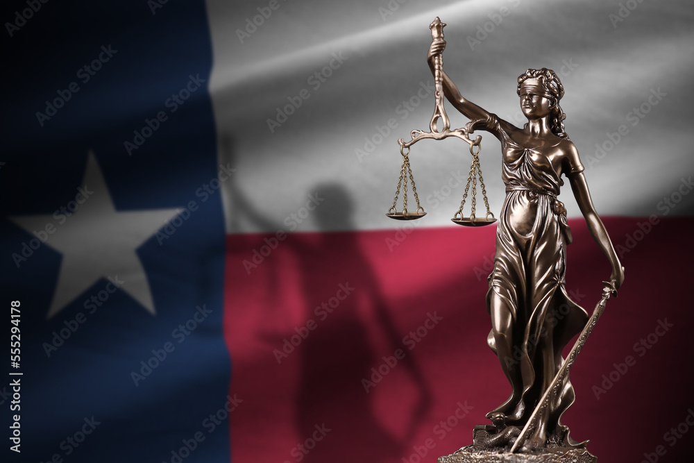Texas US state flag with statue of lady justice and judicial scales in dark room. Concept of judgement and punishment, background for jury topics - obrazy, fototapety, plakaty 