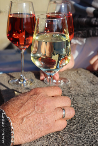 Wein im Glas Weinglas weiß rose Spritz mit Pfefferminze Federweßer Ausschank in Würzburg auf der Alte Mainbrücke im Sommer