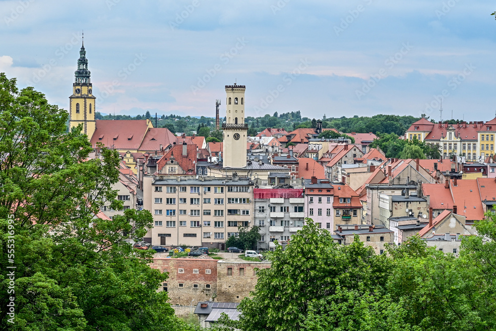 Fototapeta premium Panorama-Aussicht auf die Stadt Glatz / Kłodzko in Schlesien, Polen - 08.06.2022