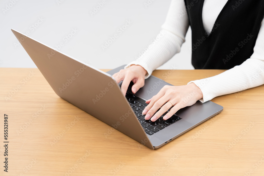 Fototapeta premium ノートパソコンで仕事をする女性