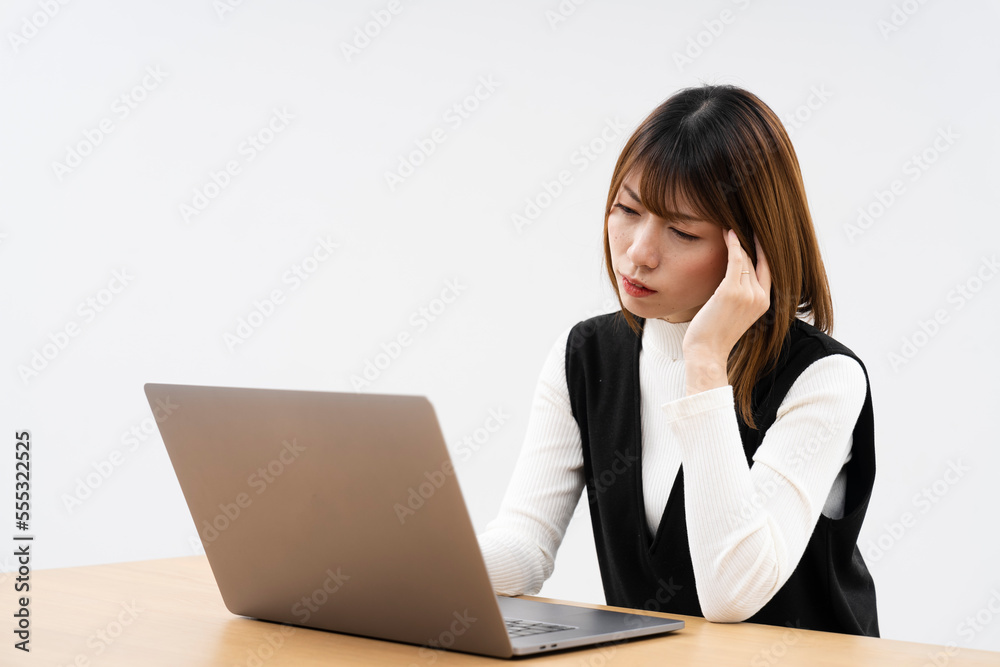 ノートパソコンで仕事をする女性 ノートパソコンで仕事をする女性