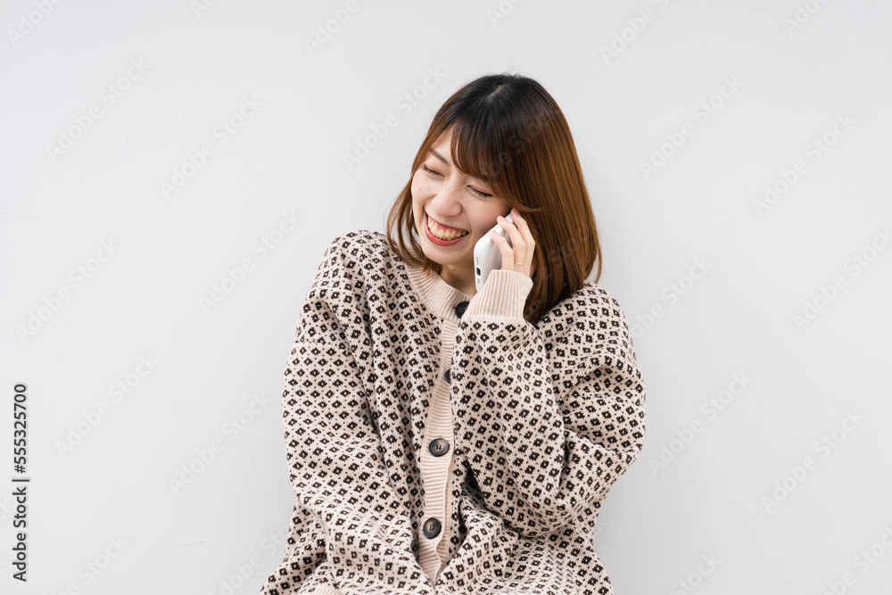 スマートフォンを使う女性 スマートフォンを使う女性