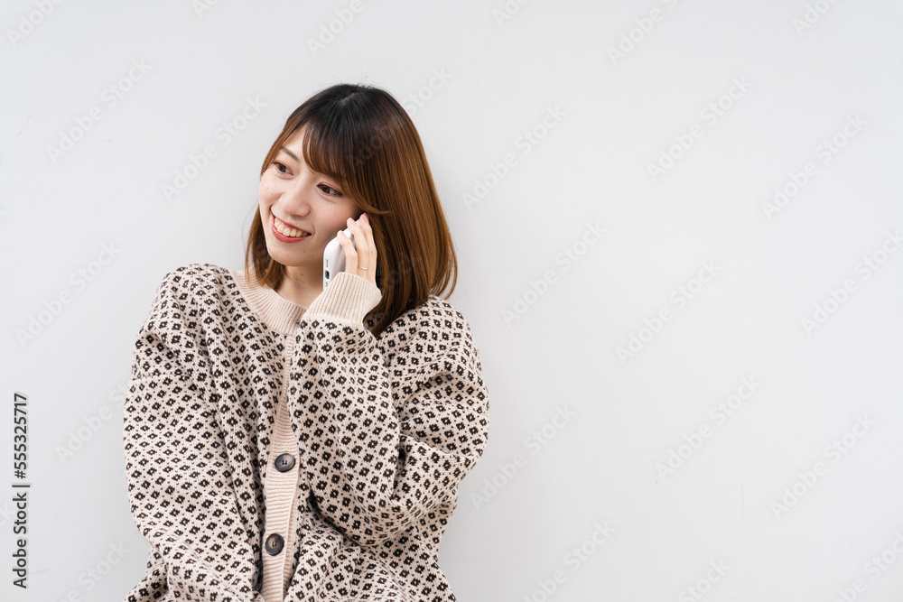 スマートフォンを使う女性 スマートフォンを使う女性