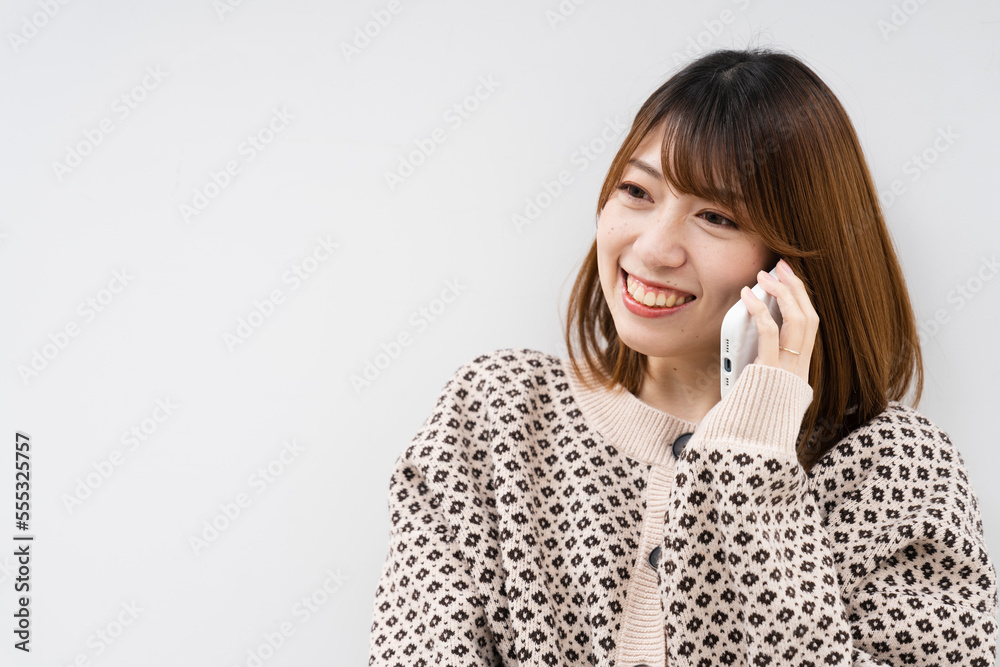 スマートフォンを使う女性 スマートフォンを使う女性