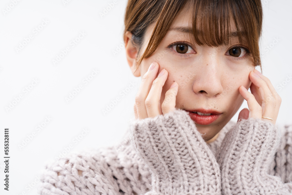 ニットを着ている女性