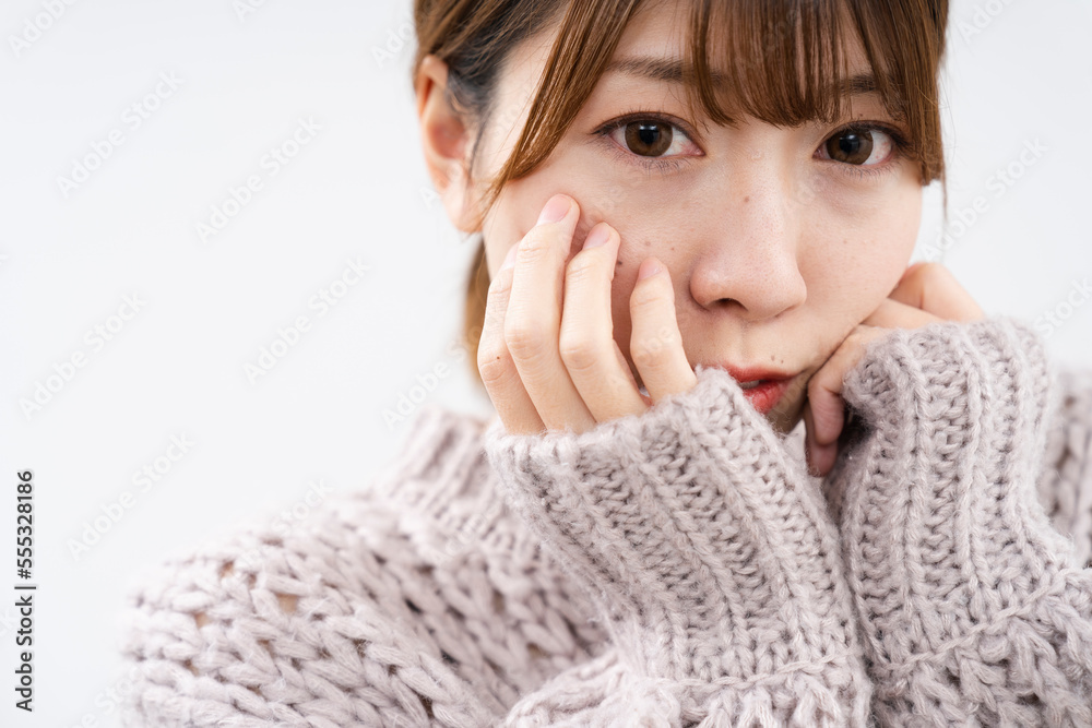 ニットを着ている女性