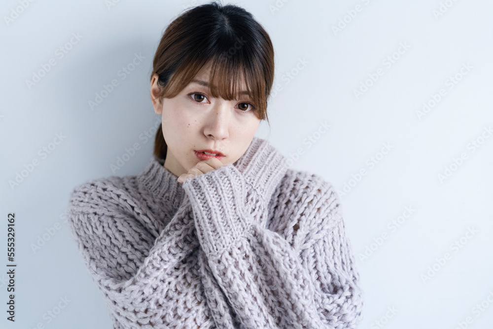 ニットを着ている女性 ニットを着ている女性
