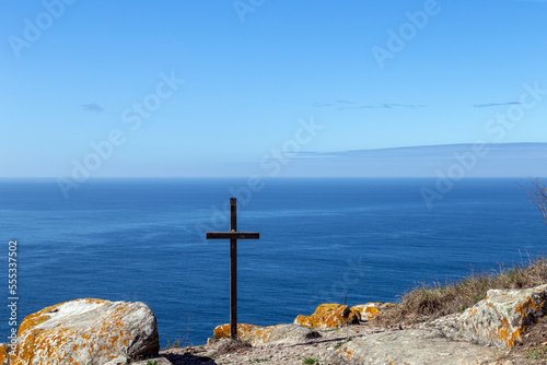 Islas Cíes, Vigo, España. Una sencilla cruz de hierro en el punto más alto muy cerca del faro. Al fondo, el inmenso Océano Atlántico. photo