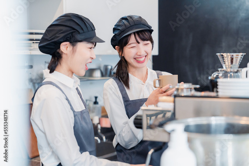 Konstfotografi 楽しく業務内容を教えてもらう飲食店アルバイトの女性