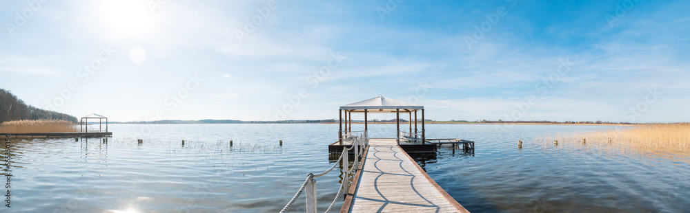 Steg mit Pavillon auf blauem See