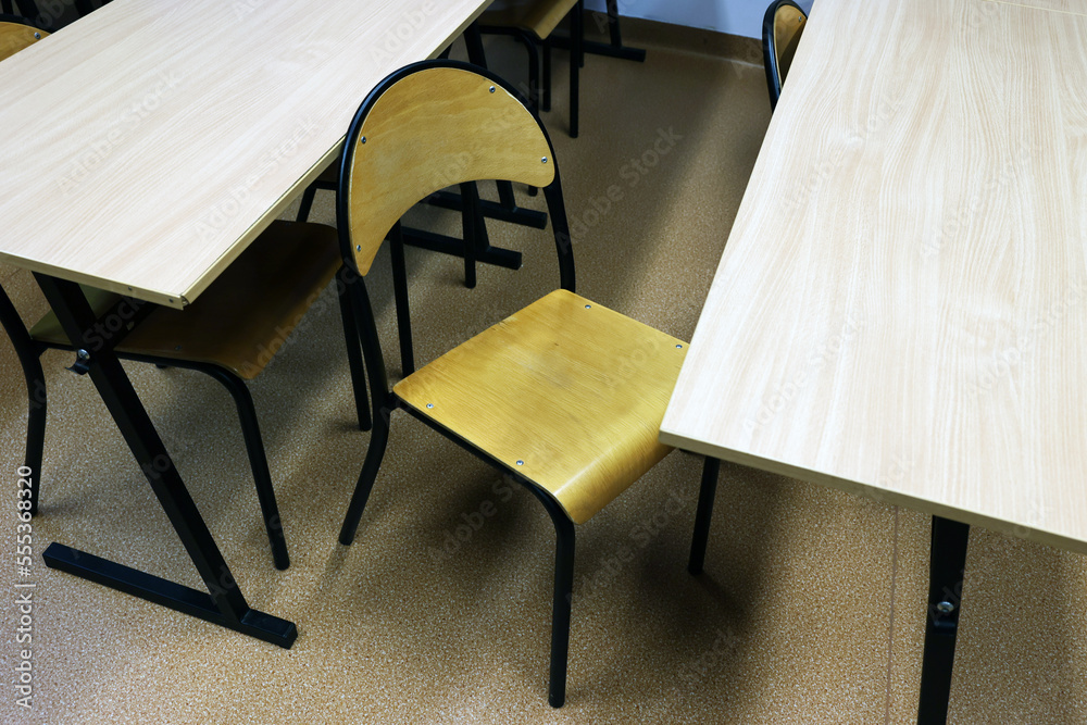 Nowy rok szkolny. Klasa szkolna z ławkami i krzesłami dla uczniów - obrazy, fototapety, plakaty 