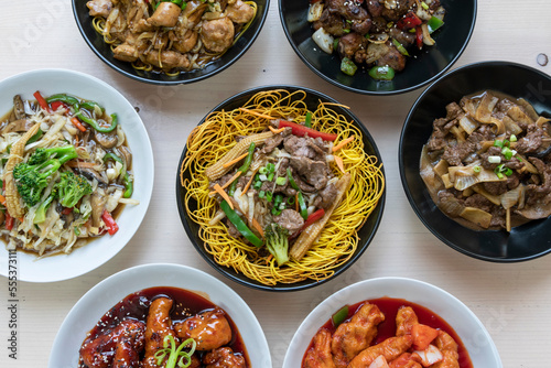 Mesa con diferentes platos de comida. Banquete de comida Oriental