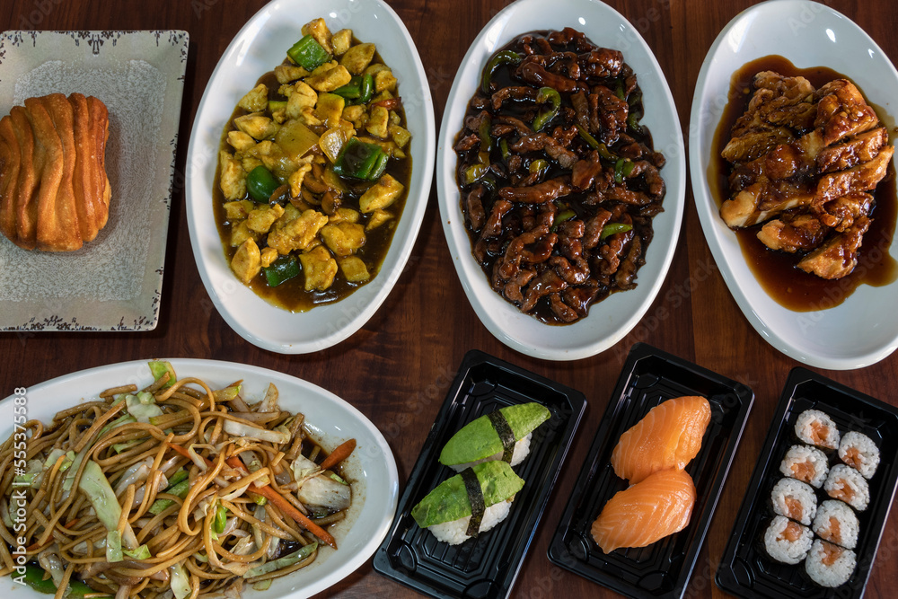 Mesa con diferentes platos de comida. Banquete de comida Oriental