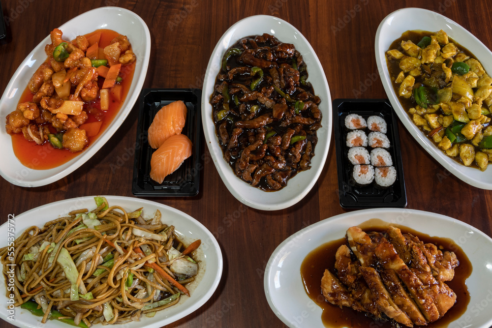 Mesa con diferentes platos de comida. Banquete de comida Oriental Mesa con diferentes platos de comida. Banquete de comida Oriental