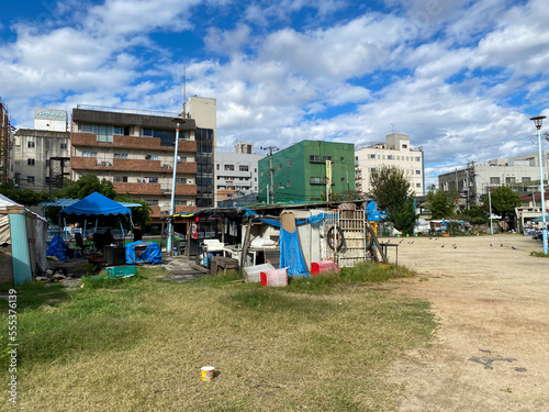 大阪の西成にある三角公園の風景