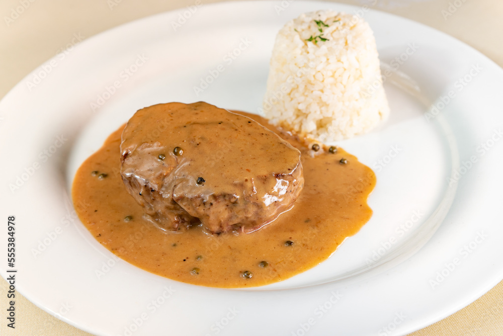 Filet mignon of veal with rice and pepper sauce foto de Stock Adobe Stock