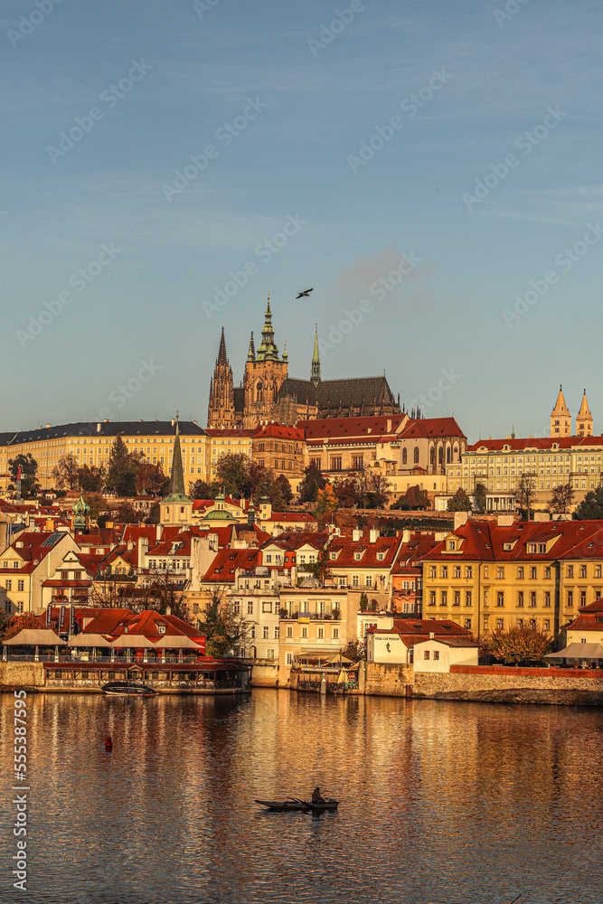 Vista de la Catedral de San Vito al atardecer desde el puente de Carlos, sobre el rio Vltava, Praga, República Checa