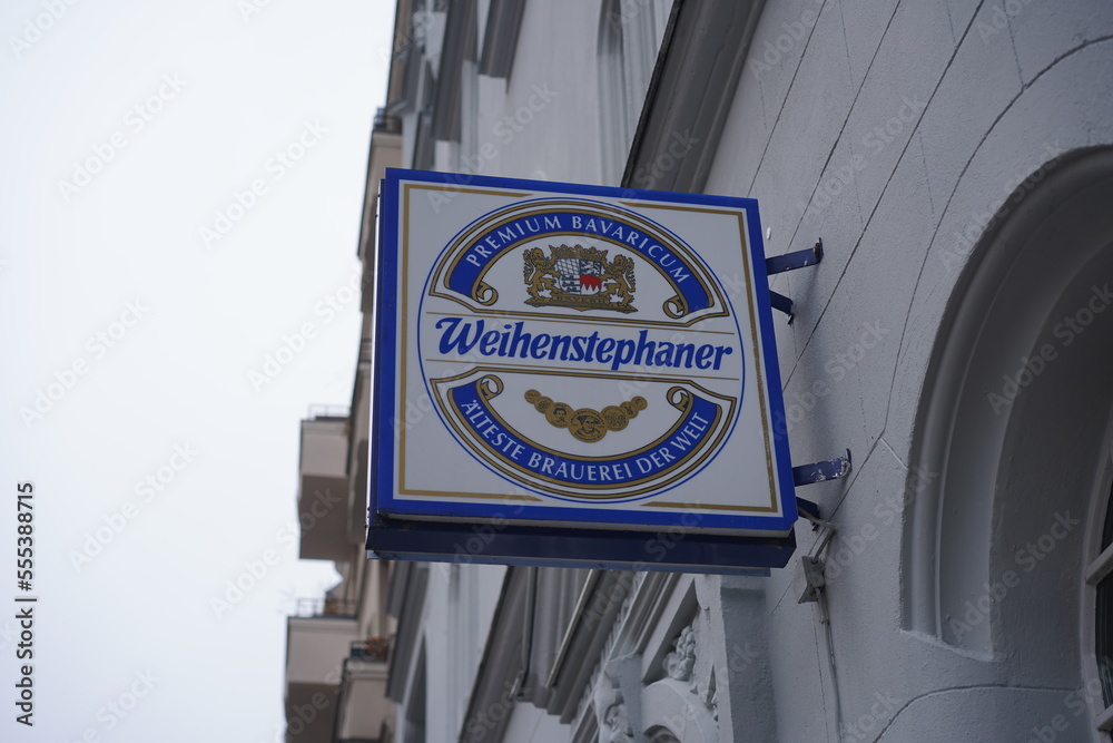 Schild der Bayerischen Staatsbrauerei Weihenstephan (älteste Brauerei der Welt) an einem Lokal