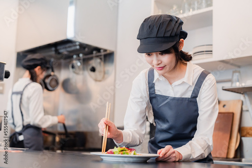 レストランのキッチンで働く2人の女性スタッフ photo