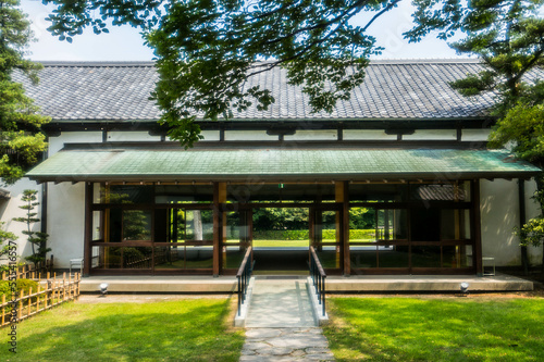 香川 栗林公園にある自然に包まれた美しい建物